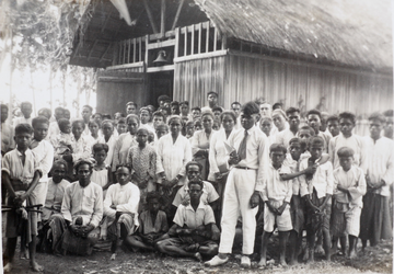 89 Bijschrift van Ds. E. Durkstra: 'De Timoreesche gemeente van Tjamplong na de godsdienstoefening op 1 jan. 1934, voor ...