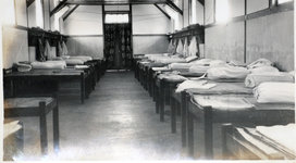 10 De Opleidingsschool te Soë, 1936. Een van de twee slaapzalen van het internaat. , 1936
