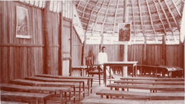 104 Het eenvoudige interieur van het protestantse kerkje te Camplong. Zittend de Inlands Leraar van Camplong, M. Nalle, ...