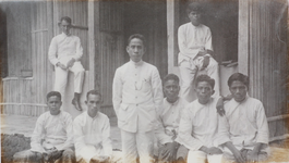 106 Cursisten van de cursus guru-juma'at te Camplong. In het midden de Inlands leraar van Camplong, M. Nalle, 1933., 1933