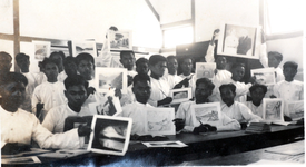 11 De Opleidingsschool te Soë, 1936. Het leslokaal van de eerste klasse, met hun teekeningen. , 1936