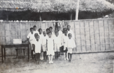 113 Schoolkinderen van onze school te Goesoeng, P. Pasi. Goeroe J. Haurissa. Saleier, September 1936. , 1936