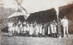 114 Schoolkinderen van onze school te Binanga-Benteng. Goeroe B. Leuwol, pembantoe Abdul’kadir. Saleier, September ...