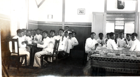 13 De Opleidingsschool te Soë, 1936. Een vierde gedeelte van de eetzaal, tevens huiskamer voor de jongens. , 1936