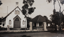131 Kerk met pastorie te Probolinggo, december 1930., 1930