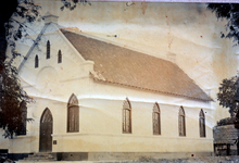 135 Kerkgebouw der Protestantsche Gemeente te Soemenep. De eerste steen werd gelegd 23 januari 1900. De inwijding had ...