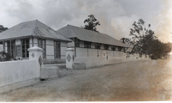 17 De Opleidingsschool te Soë, 1938. Achter het internaat dus aan de voorzijde van de weg, kantoor, school en tweede ...