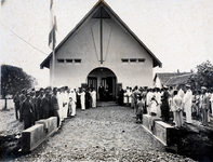 233 Voorkant van een kerk met Indonesische militairen en Nederlandse vlag. Predikant komt uit de kerk met dubbele ...