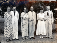 72 Drie kerkelijke dienaren en hun echtgenotes met de ms. Marnix te Bataviagearriveerd op 4 november 1936. V.l.n.r.: ...
