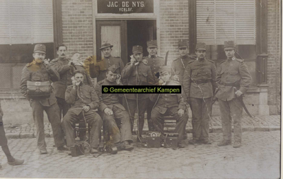 F007160 Groepsfoto met o.m. Berend Broekhuizen (1888- ) en Gerrit Nieuwenhuizen uit IJsselmuiden met mede soldaten.