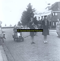 F004851 Deelnemers aan de optocht, gehouden ter gelegenheid van Koninginnedag, in deHendrik van Viandenstraat, naast de ...