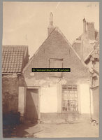 F001182 Een van de huisjes in de Schokkerbuurt, in 1859 verhuisden de bewoners van Schokland naar dit gedeelte in ...