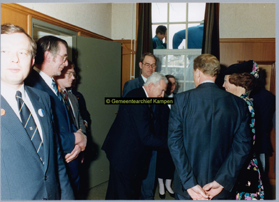F005057 Bezoek van de Koninklijke familie aan Kampen; tijdens offici‰le afscheid inde consistoriekamer van de ...