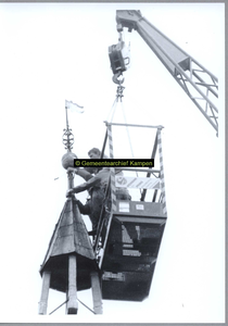 F004768 Verwijdering van de ballen uit de torenspits door aannemersbedrijf Wensinken Prins tijdens de restauratie van ...