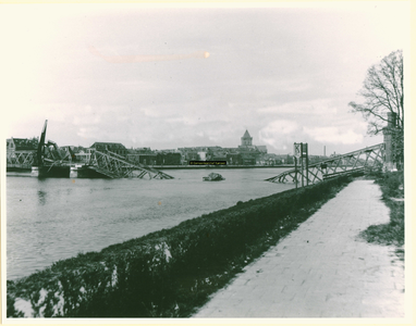 F008646 Kampen in oorlogstijd. De foto is genomen vanaf de Zwolse weg, de brug is opgeblazen om de stad ontoegankelijk ...