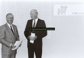 F005703 Feestelijke bijeenkomst ter gelegenheid van het 40-jarig jubileum van Onze Werkplaats, thans I. & M. Van links ...