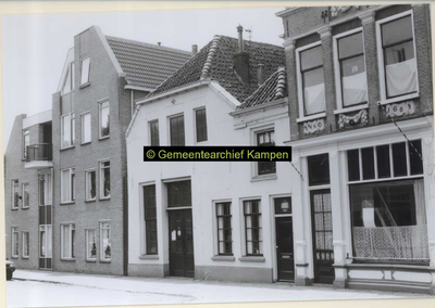 F007167 De Graafschap in Kampen met rechts op de foto het Huis met de Dolfijnen.