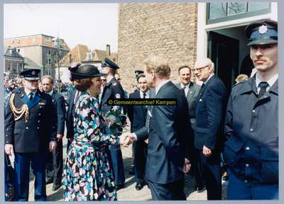F005070 Bezoek van de Koninklijke familie aan Kampen; tijdens het offici‰le afscheidv¢¢r de ingang van de ...