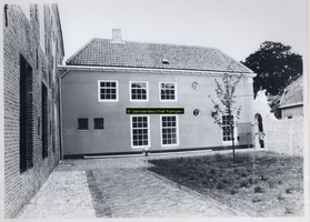 F007069 Noordzijde van de binnenplaats van het voormalige Linnenweversgilde, na de verbouwing tot bibliotheek van de ...