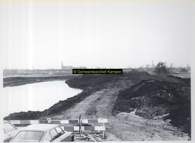 F007078 Bouw van de Molenbrug, met op de achtergrond Kampen..