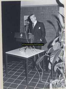 F007065 Burgemeester Drs. S. van Tuinen (1913-1993), tijdens zijn afscheid als hoofd van de politie.