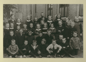 F007672 Onze schooljaren in 1928 met juf. ten Kate en meester Verhorst (Zalk)Van links naar rechts:01. Velde, Marten ...