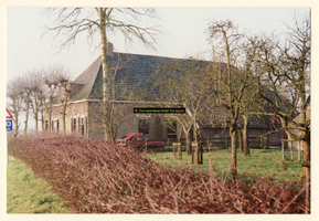 F008202 Aalbershoeve (Boerderij Netjes) voor de afbraak in 1989.Voor- zijkant van de gehele boerderij, rechts gezien ...