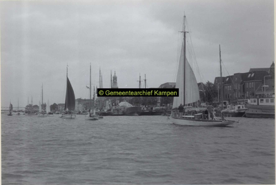 F007119 Botenschouw tijdens de Open Monumentendag op de IJssel. Met links op de achtergrond de Stadsbrug en de ...