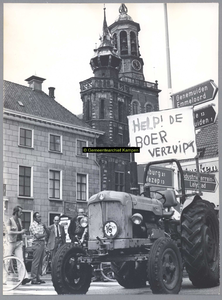 F002696 Blokkade van de IJsselbrug door boeren die protesteren tegen het landbouwbeleid van de regering.