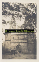 F005745 J.D.A. van Blommestein en N.N. voor de Cellebroederspoort.