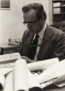 F007816 S. de Velde Harssenhorst, werkzaam op de afdeling Onderwijs op de Gemeentesecretarie. Veel van zijn arbeidstijd ...