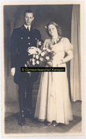 F002985 Politieklerk Jhr. A.S. Coenen en echtgenote op hun trouwdag.