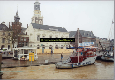 F005186 IJssel en IJsselkade tijdens de hoogwaterperiode, gezien vanaf de Oude IJsselbrug in de omgeving van de ...