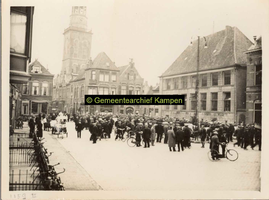 F001159-2 De Nieuwe Markt en de Gasthuisstraat en daar achter de Nieuwe Toren. Op de hoek aan de rechterzijde van de ...