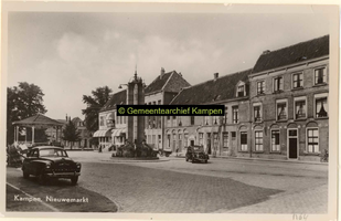F001164 De Nieuwe Markt met muziektent en gedenkzuil, de zuil is geplaatst in 1948 t.g.v. het 50 jarig ...