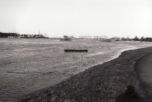 F008018 Hoog water in de IJssel gezien in de richting van het Ketelmeer.