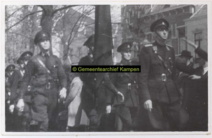 F003274 Rondgang van een afdeling van de W.A. door Kampen. De W.A. (Weerbaarheidsafdeling) in zwarte uniformen was de ...
