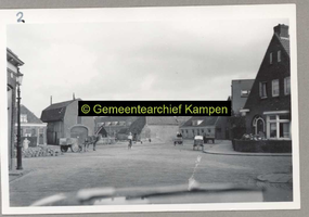 F001189-2 De Noordweg op de kruising met de Dorpsweg (rechts) en Greenterweg (links) tijdens de aanleg van een nieuw wegdek.