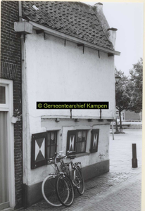 F007148 Het Kleinste Huisje van Kampen. Pand Burgwal 98 op de kruising met de Botervatsteeg. Dit pandje is een ...