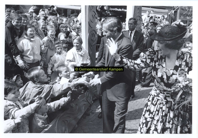 F004983 Koningin Beatrix en Prins Claus tijdens de rondwandeling aan de IJsselkade.