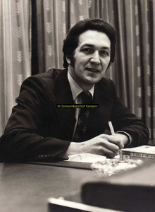 F007826 Johan van der Weerd, bode van het stadhuis- later hoofdbode- spraakzame rondleider van bezoekers in de ziel van ...