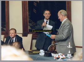 F004775 Van links naar rechts: burgemeester H.C. Kleemans, F. van de Werf- directeur sociale dienst en Warner Brink, ...