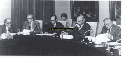 F006980 Raadsvergadering met de Commissaris der Koningin J.L.M. Niers ten einde eenprofielschets op te stellen voor een ...