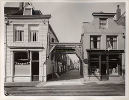 F000791 De Geerstraat op de hoek met de Oudestraat, door de balken die de huizen aan weerszijden van de Geerstraat ...