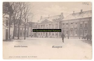 F001002 De Hoofdcursus aan de Koornmarkt nr. 1.