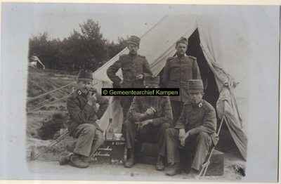 F007159 Groepsfoto met o.m. Berend Broekhuizen (1888- ) en Gerrit Nieuwenhuis uit IJsselmuiden met mede soldaten op ...