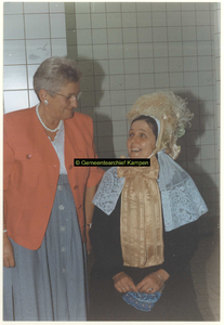 F006601 Twee vrouwen, waarvan een in de klederdracht van het Kampereiland.