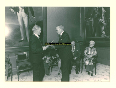 F006813 J. Drijber, burgemeester van Zwolle, tijdens de aanbieding van zijnafscheidsgeschenk aan S. van Tuinen ter ...