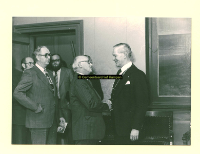 F006811 S. van Tuinen tijdens en na afloop van de bijzondere raadsvergadering, in deraadzaal en de commissiekamer van ...