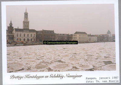 F005142 Kampen met op de voorgrond de dichtgevroren IJssel, gezien vanaf de Oude IJsselbrug in NW richting.